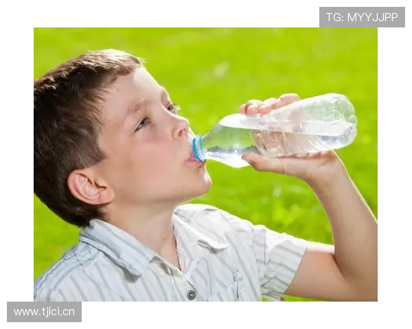 莱万一天喝几瓶运动饮料？普通人喝完就飙车了吧我看！
