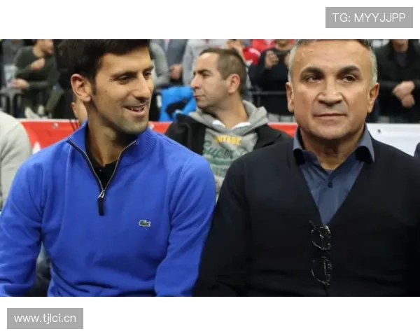 德约今天居然穿T恤花纹像家里老爸，一点明星架子都没了？